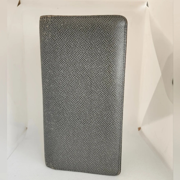 Louis Vuitton Grey Taiga Leather Brazza Wallet - Picture 1 of 10